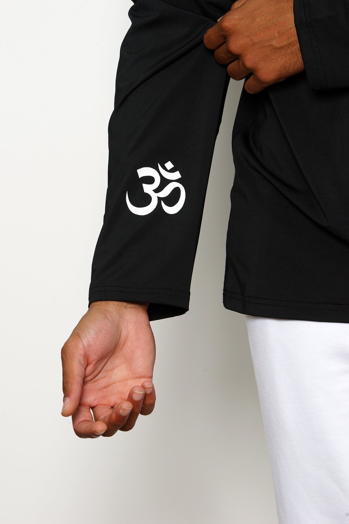 Yoga Globetrotter signature long sleeve tee black